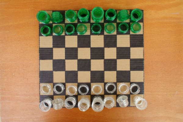 Jogo de xadrez com tampinhas de garrafa