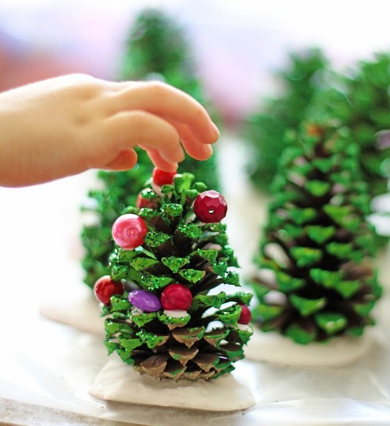 Árvore de Natal de Pinha para as Crianças fazerem em Casa – Vida Sustentavel